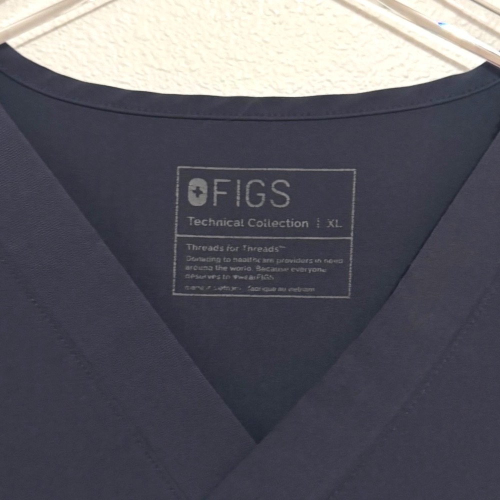 FIGS Technical Collection Men's V-Neck Scrub Top - Medium Blue - Picture 3 of 4